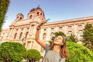 Touristin macht Selfie vor Kunsthistorischem Museum Wien