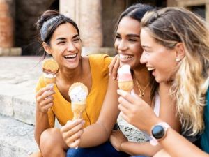 Frauen mit Eiscreme
